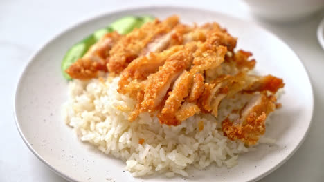 arroz con pollo hainanés con pollo frito o arroz con sopa de pollo al vapor con pollo frito - estilo de comida asiática
