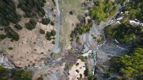 paso de la carretera de la montaña a través del túnel de la montaña, vista aérea de arriba hacia abajo