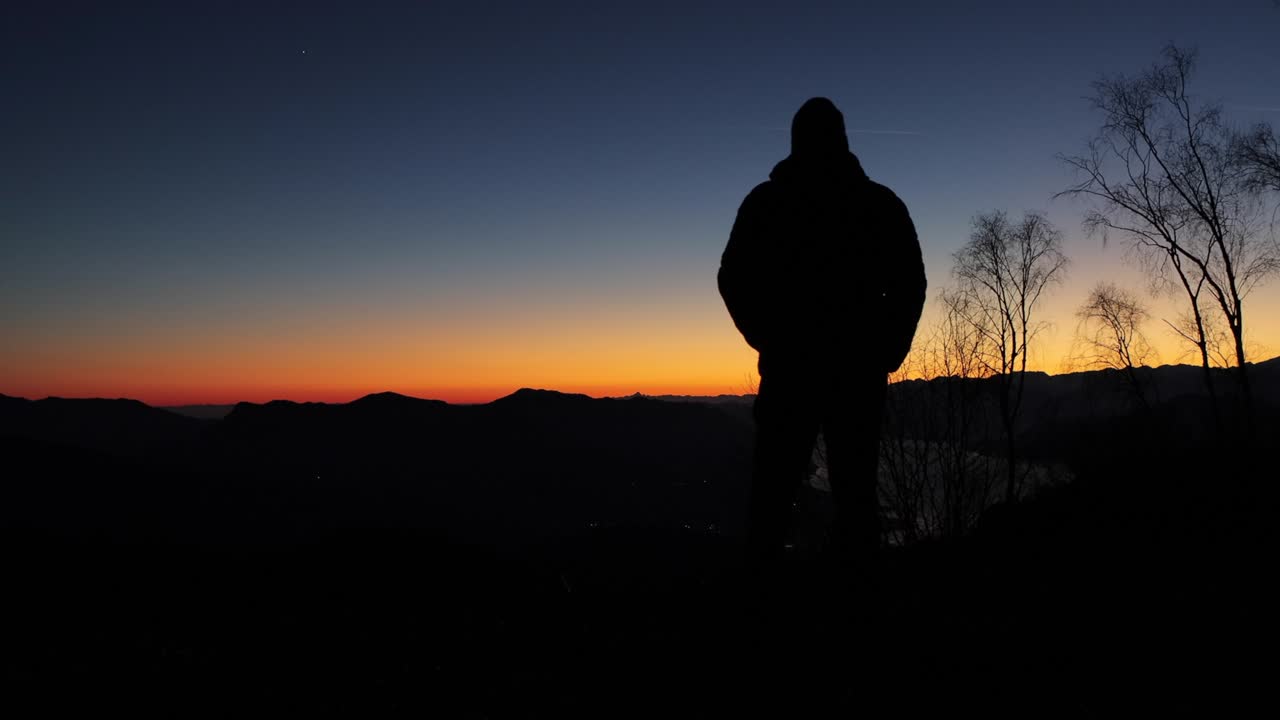夕暮れの黄金の時間にこの若いビデオメーカーはカメラとドローンで愛が終わる場所で壮大なトレッキングをします