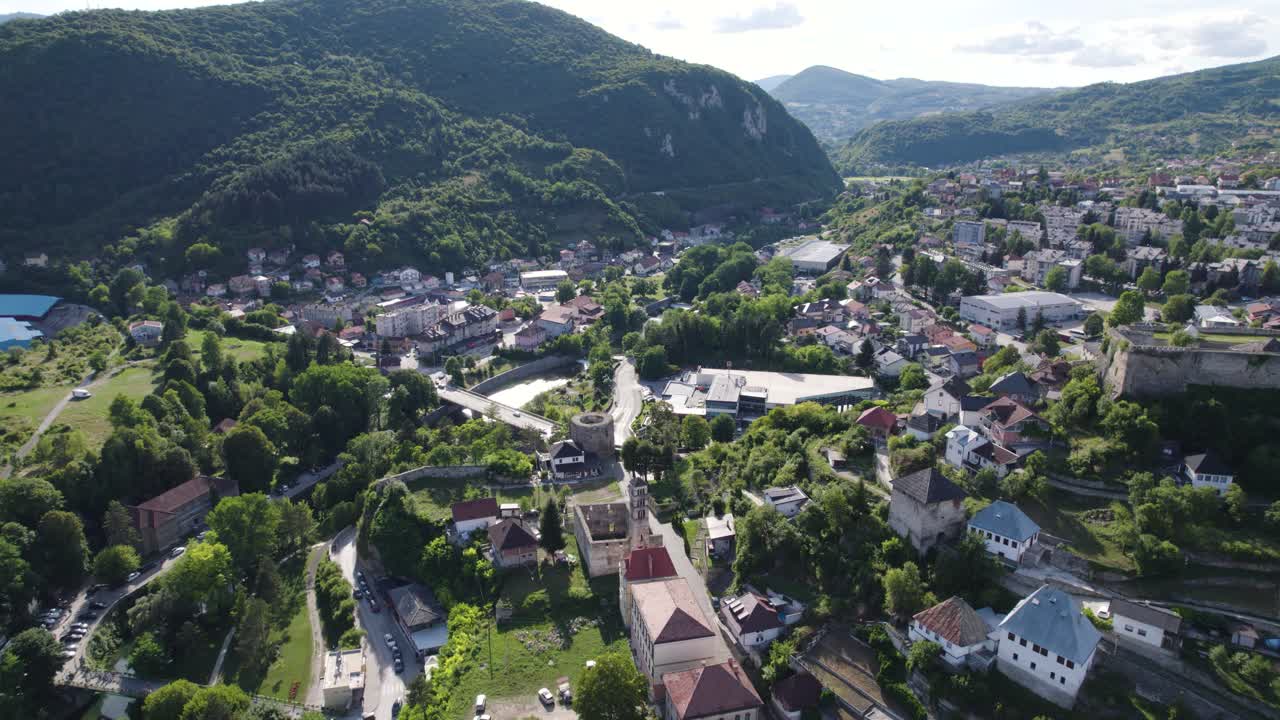 retirada aérea sobre la pintoresca ciudad de jajce rodeada de montañas boscosas, bosnia y herzegovina