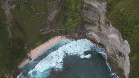 Olas-Rompiendo-En-El-Acantilado-De-Cap-De-T-rex-En-Nusa-Penida,-Indonesia