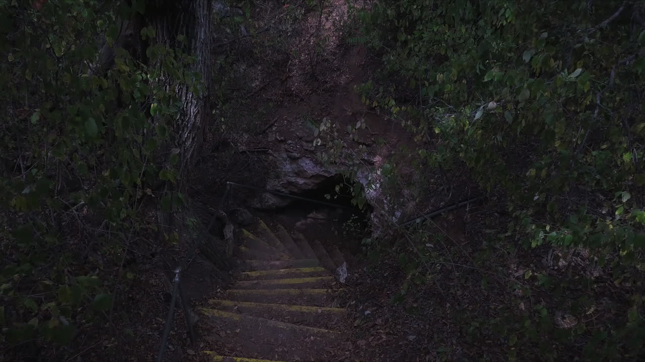 深く暗い洞窟へと続く階段の昇順ショット
