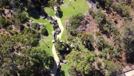 Vista-Inclinada-Hacia-Arriba-Del-Central-Park-Joondalup-Que-Muestra-Jardines-Paisajísticos-Con-Un-Arroyo-Sinuoso-Que-Fluye