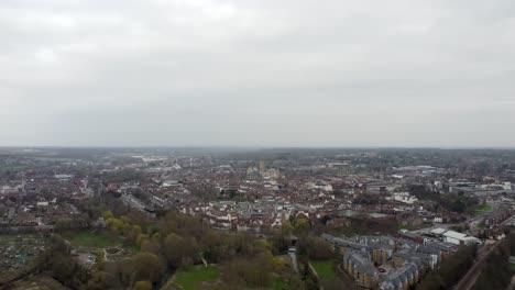 Vista-Aérea-De-Drones-De-Canterbury-En-Un-Día-Nublado