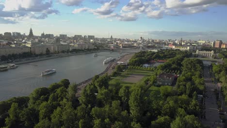 Escena-De-Moscú-Con-Vista-Aérea-Del-Parque-Fluvial-Y-El-Puente.