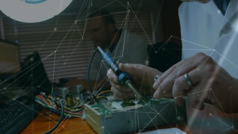 animación de la red de conexiones sobre las manos de un hombre caucásico reparando hardware informático