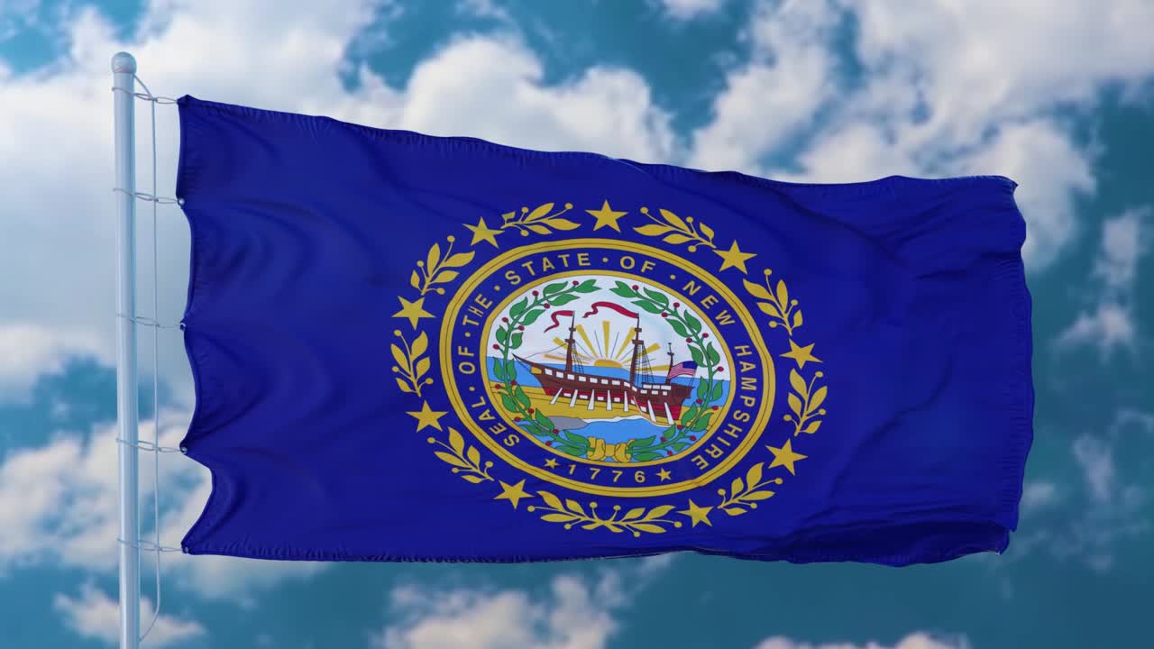 Bandera de Nuevo Hampshire en un mástil ondeando al viento, con fondo de cielo azul.