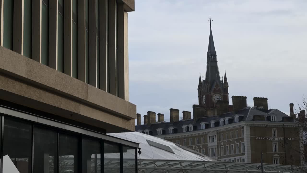 Una vista urbana panoramica della storica torre della stazione gotica vittoriana adiacente alla moderna architettura