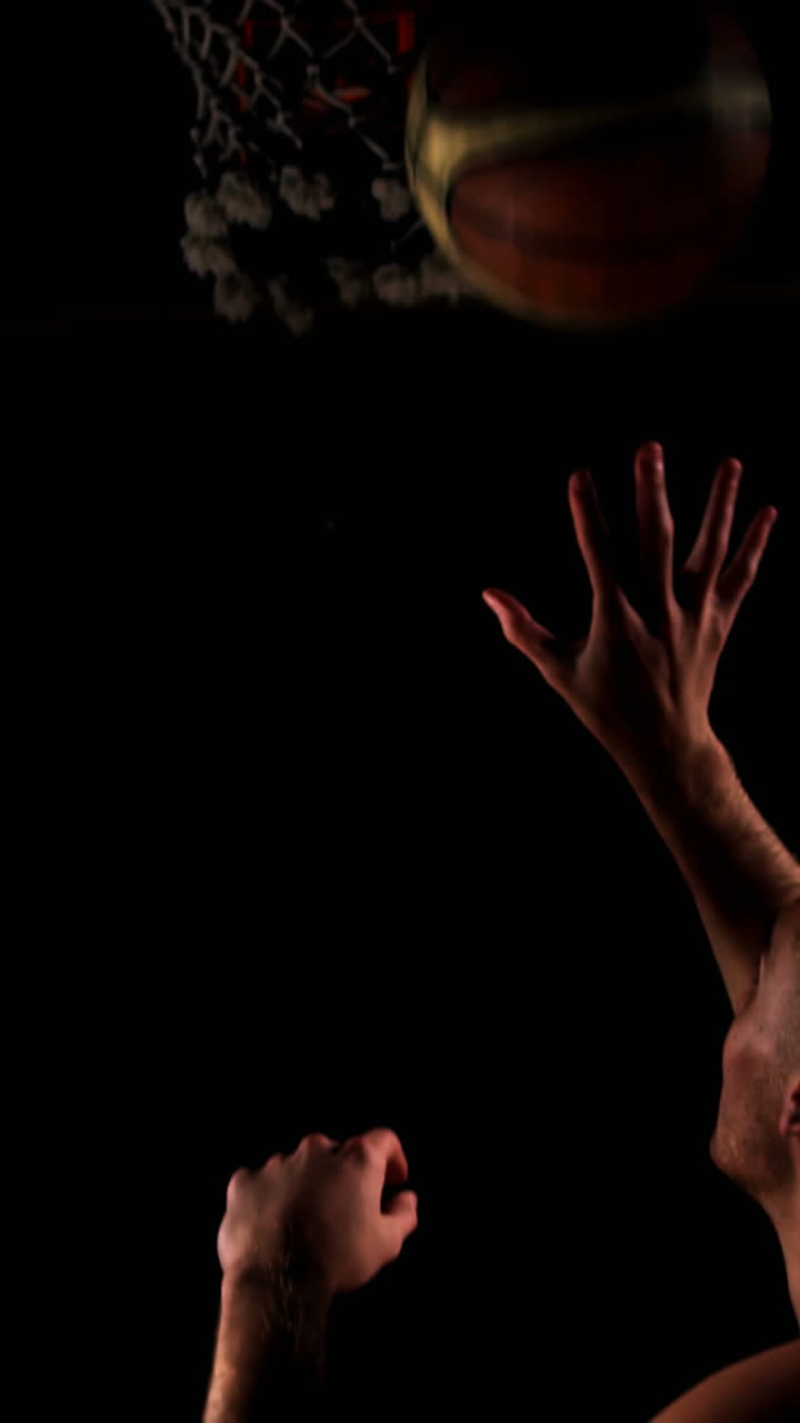 deportistas jugando al baloncesto