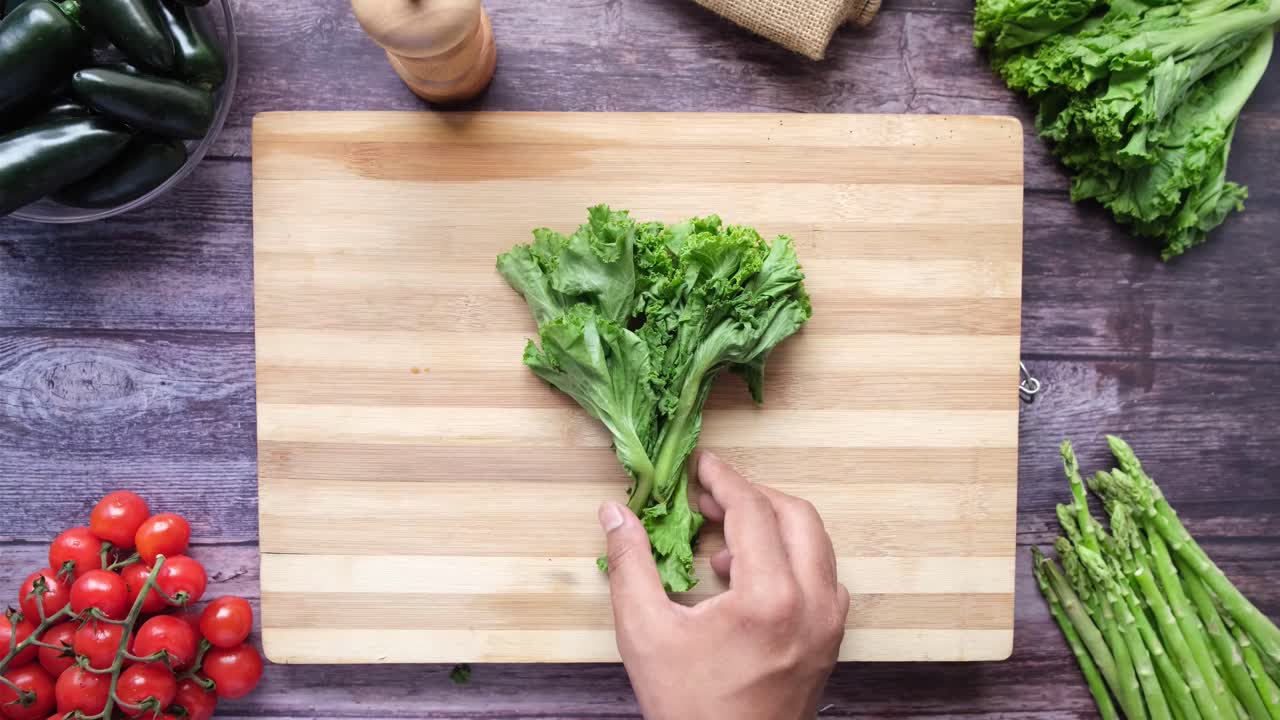 preparando verduras frescas para una ensalada
