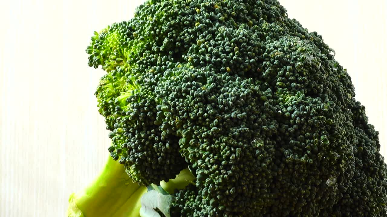 Riprese di broccoli in movimento. Tagliere.