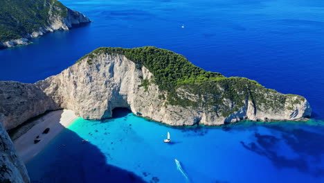 Luftaufnahme-Des-Navagio-Strandes-Mit-Segelboot-Im-Sommer