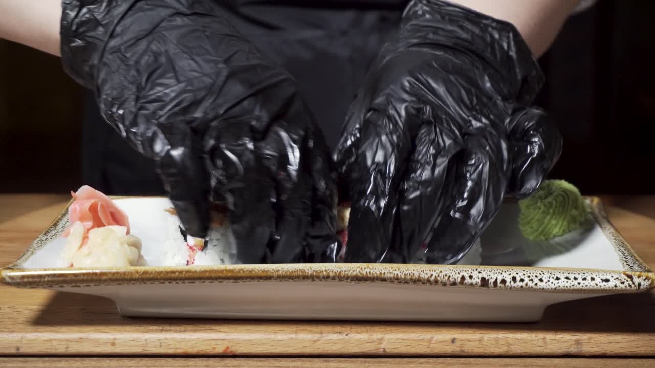 el chef preparando rollos de sushi