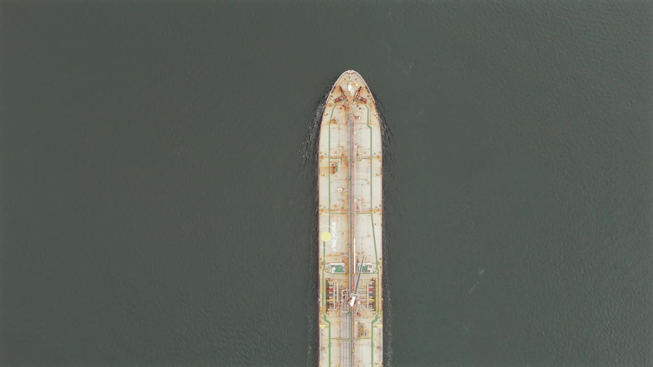 브라질의 남쪽 대서양 해안에 있는 항구로 항해하는 화물선의 위상