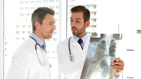 médicos serios estudiando una radiografía