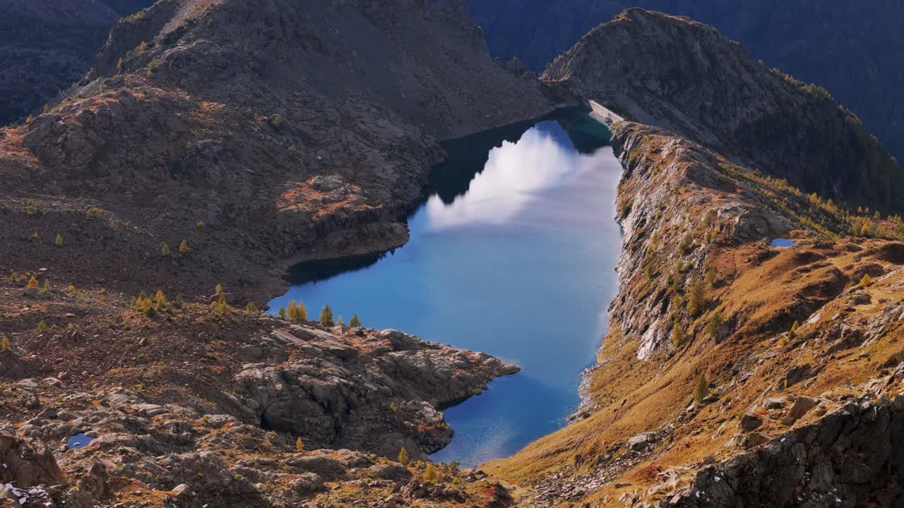 Splendida vista aerea di un lago di montagna