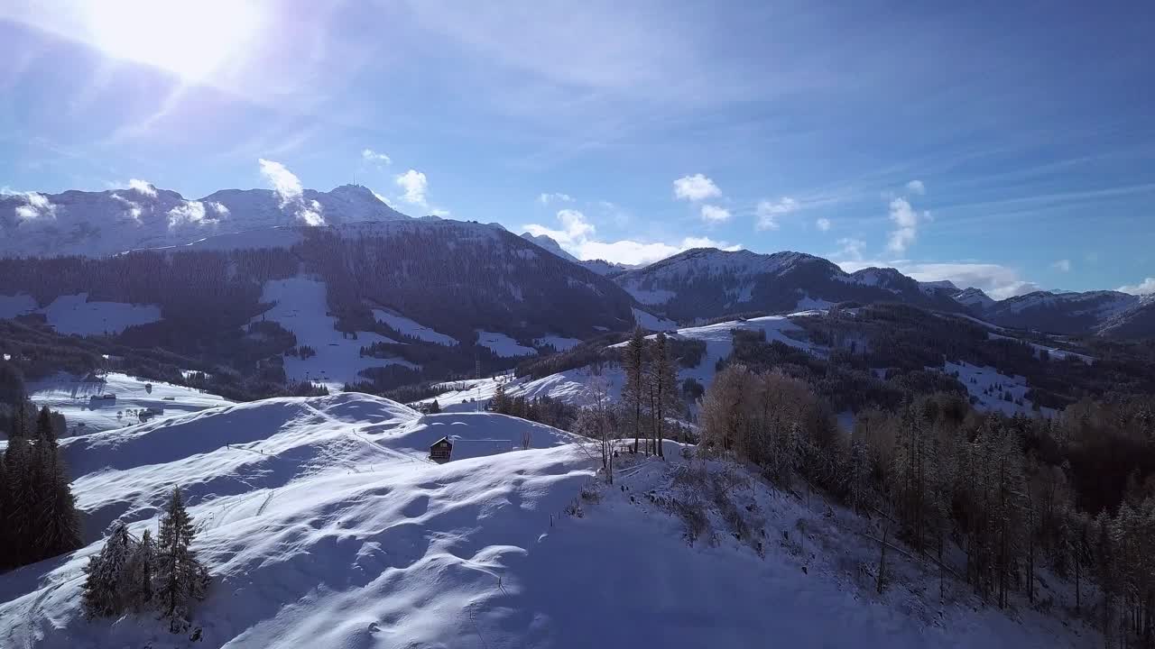 Aufsteigend, enthüllt eine kleine Berghütte auf der Hundwiler Höhe, Appenzell, Schweiz, Luftaufnahme