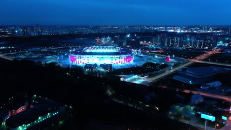 Nachtluftaufnahme-Eines-Autobahnkreuzes-Und-Des-Fußballstadions-Spartak-Moskau-Otkritie-Arena