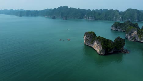 Drone-Revela-La-Majestuosa-Bahía-De-Ha-Long:-Mar-Azul,-Islas-De-Piedra-Caliza-Y-Barcos-De-Crucero