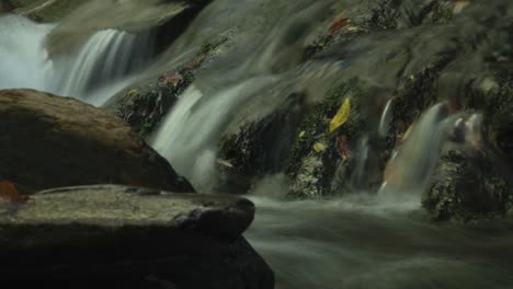 Lapso-De-Tiempo-De-Cascada-En-Las-Montañas