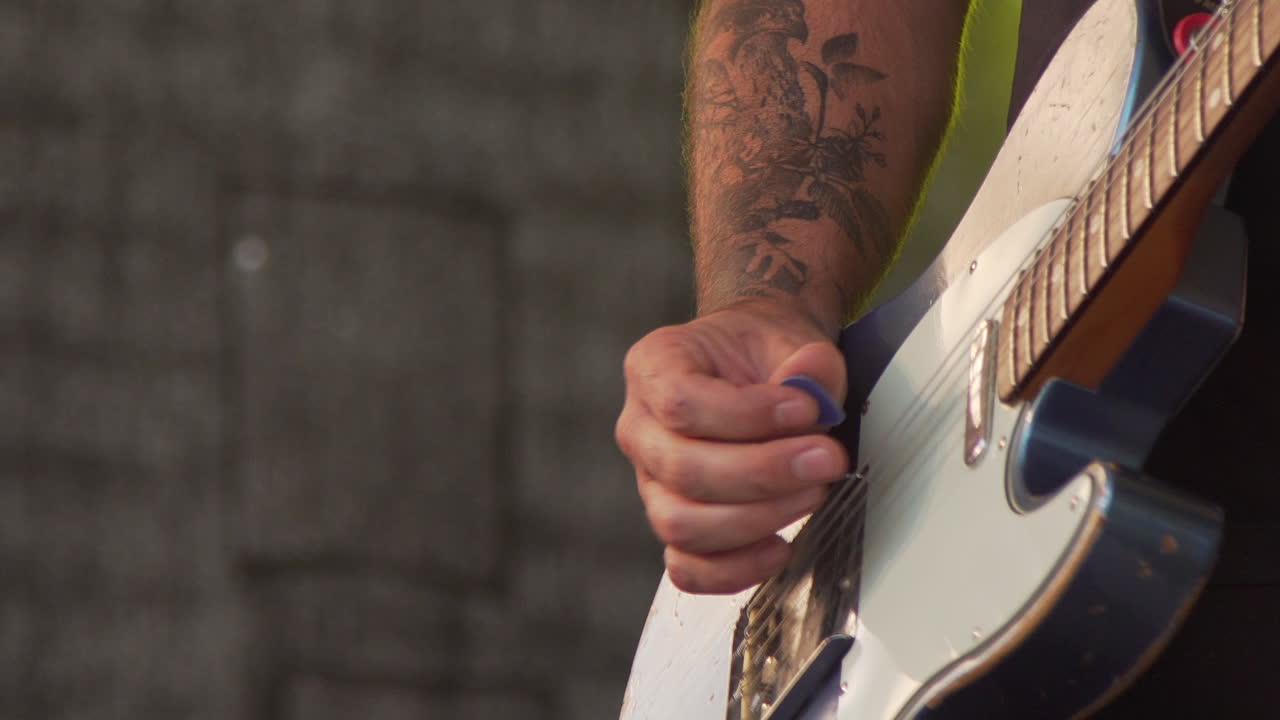 hombre tocando la guitarra