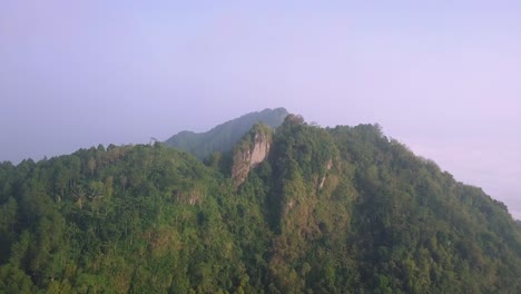vista aérea que muestra el pico brumoso de la colina del bosque en la mañana - colina menoreh, indonesia