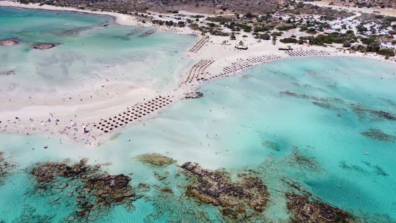 vista aérea superior de las aguas turquesas de la playa de elafonisi en el suroeste de creta, grecia