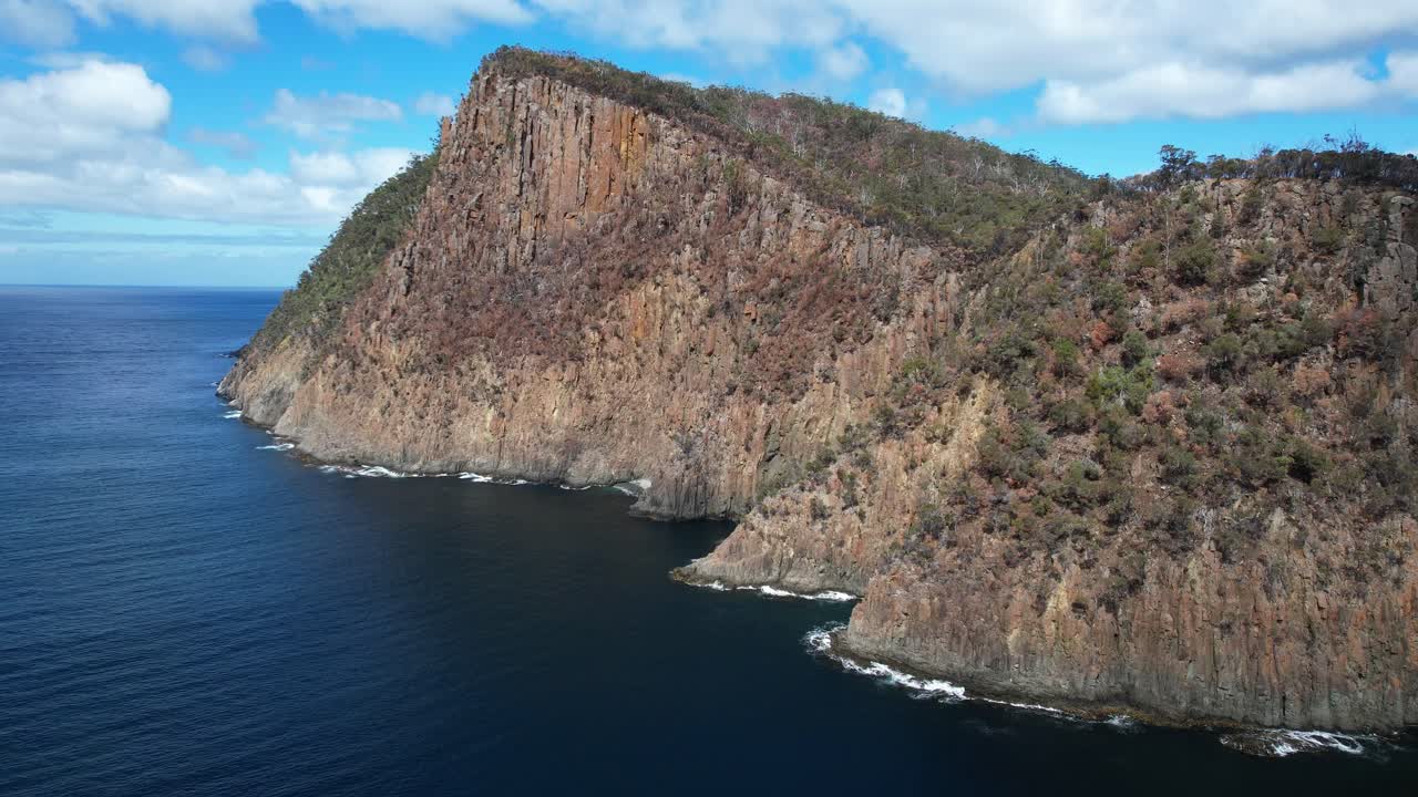 Scogliere di dolerite giurassica, South Bruny, Tasmania, Australia - Ripresa aerea con drone
