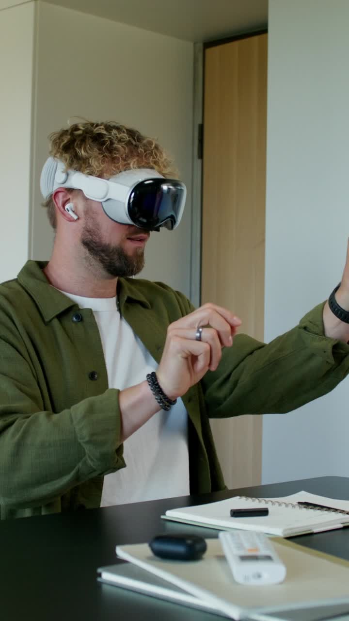 Uomo che usa un visore VR per lavoro creativo