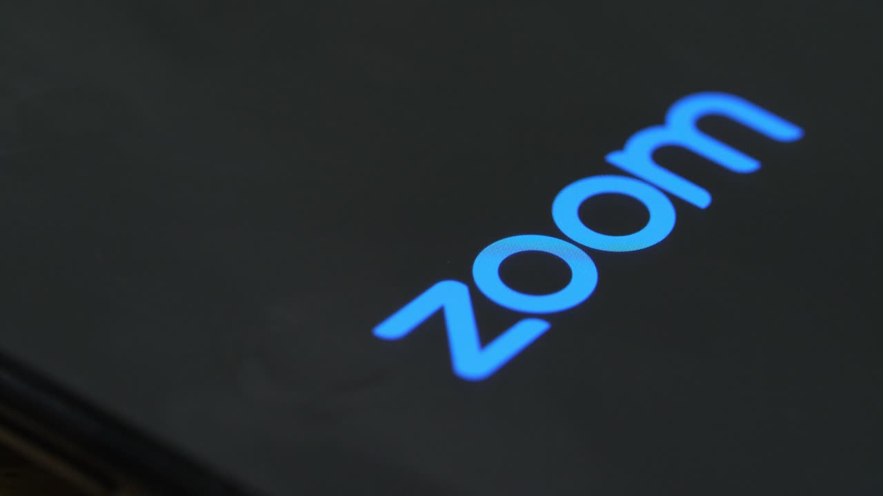 persona que utiliza aplicaciones de teléfonos móviles, incluido zoom