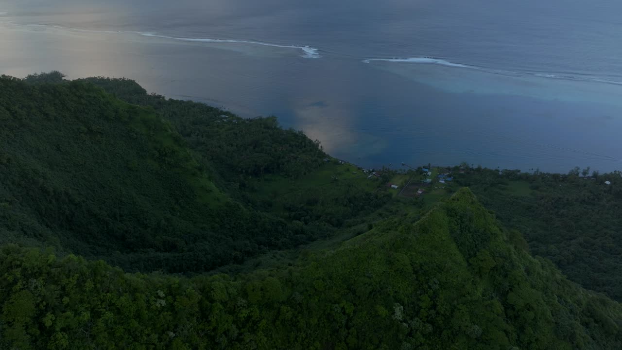 teahupoo tahiti alta altitud abajo de los picos de las montañas colinas valle amanecer vista aérea de drone costa de la polinesia francesa nubes amarillas hora de oro puesta de sol wsl surfing lugar olímpico de verano ciudad hacia adelante