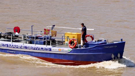 a boat travels along the thames river