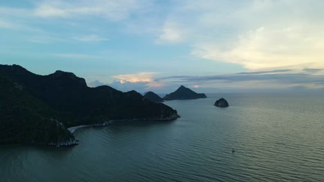 Imágenes-Aéreas-Constantes-De-Este-Hermoso-Paisaje-Que-Revelan-La-Isla-Y-Los-Colores-Del-Cielo-De-La-Tarde