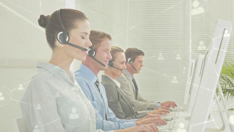 animación de la red de conexiones a través de personas de negocios que usan auriculares telefónicos