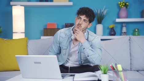 un joven estudiante universitario aburrido y reflexivo.