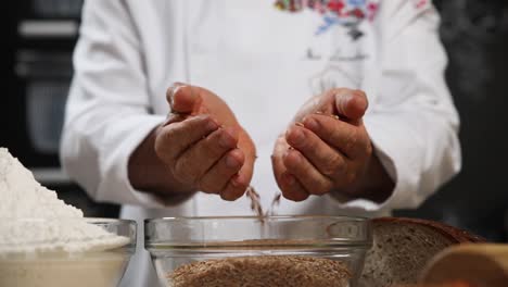 chef preparando granos de trigo para el pan
