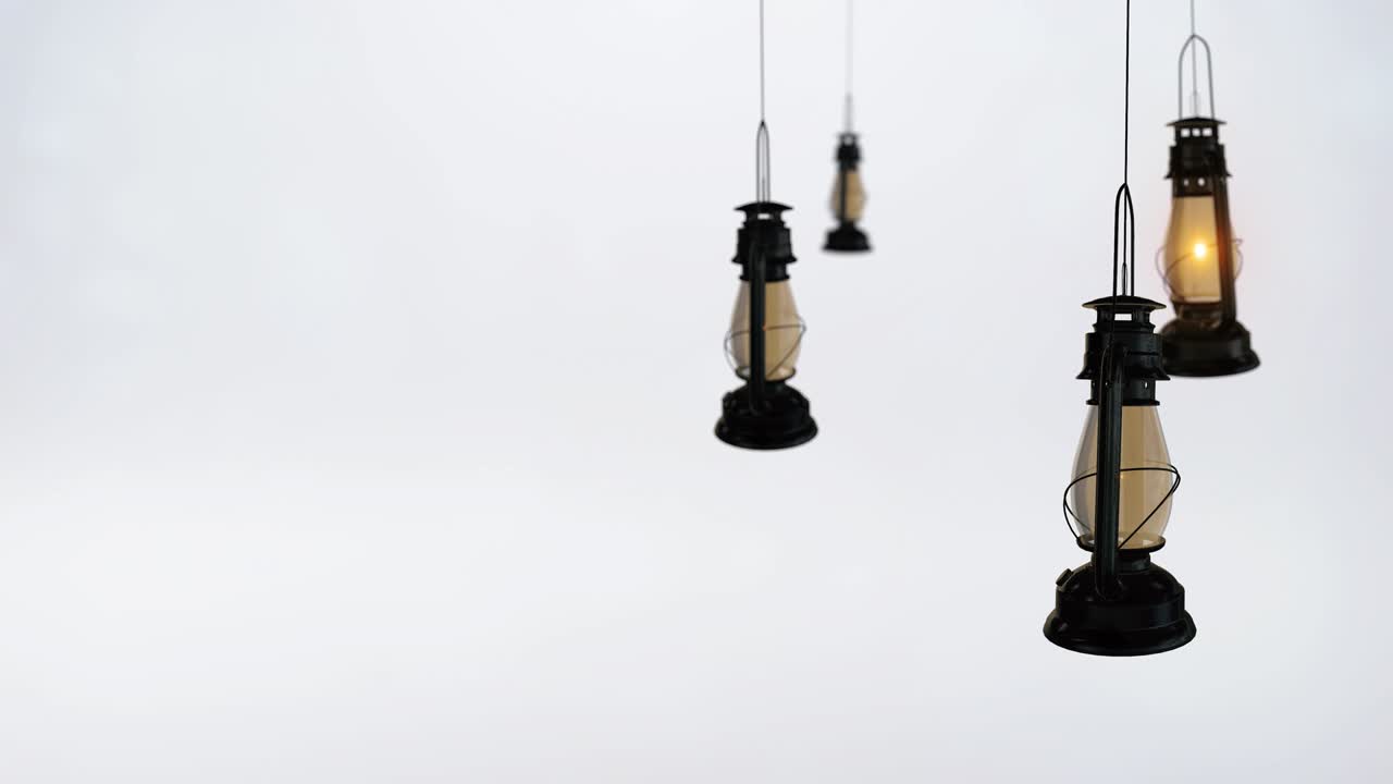 라마단 불 랜턴은 세련된 배경에 매달려 있습니다. 당신의 메시지 텍스트와 로고를 위해 왼쪽에 공간이 있습니다.