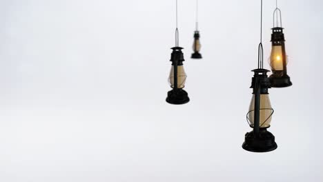 las linternas de la vela de ramadán están colgando en un fondo elegante. hay un espacio a la izquierda para el texto de su mensaje y el logotipo.