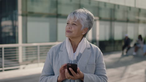 Retrato-De-Mujer-De-Negocios-India-Esperando-Al-Aire-Libre-Enviando-Mensajes-De-Texto-Por-Teléfono-Esperando-Corporativa