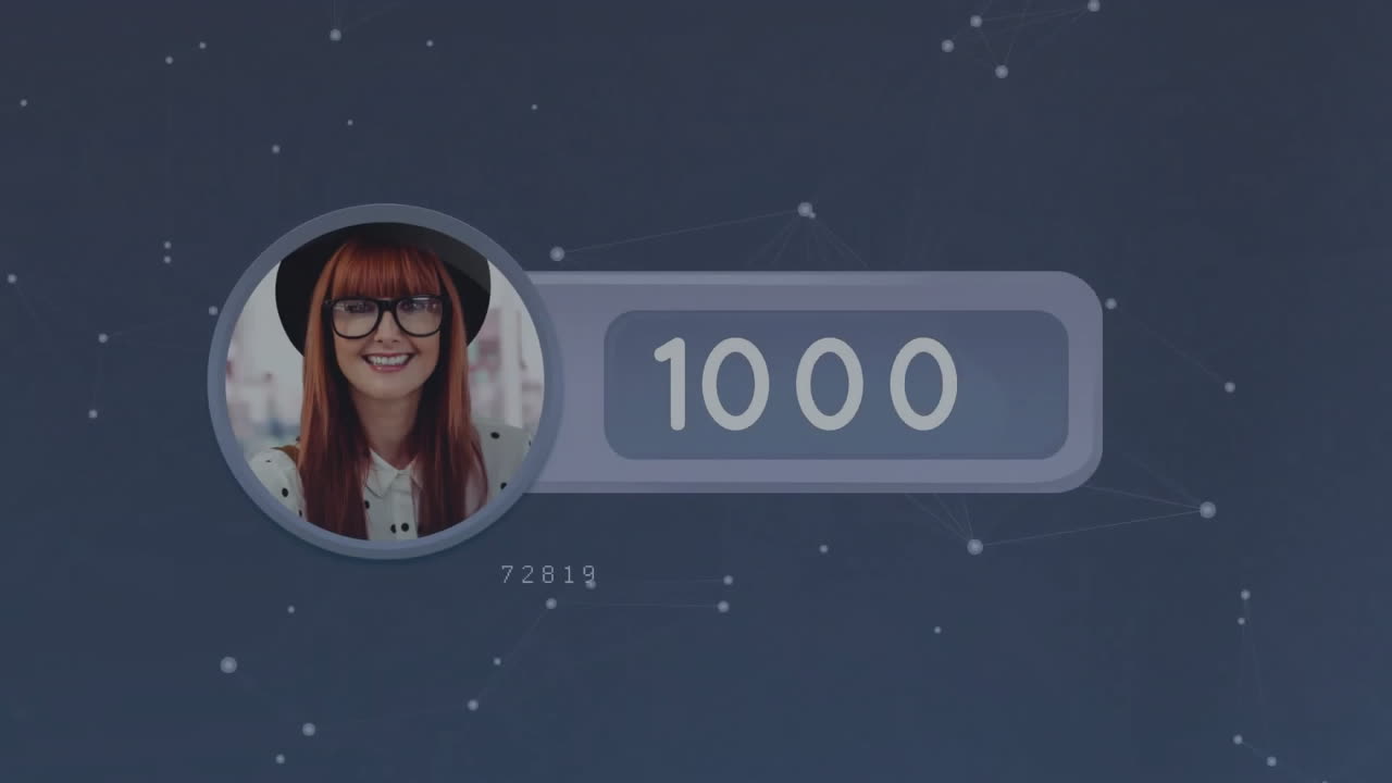 animación de procesamiento de datos e icono de medios con mujer caucásica feliz