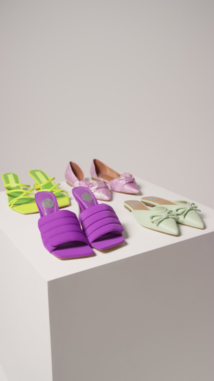 소셜 미디어 인플루언서 (social media influencer) 가 아름다운 신발 을 보여주는 사용자 생성 콘텐츠를 제작하는 클로즈업 수직 비디오