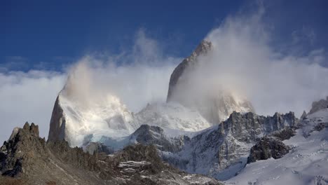 Majestuoso-Pico-Fitz-Roy-Envuelto-En-Nubes-Arremolinadas-Bajo-Un-Cielo-Azul-Claro,-Timelapse