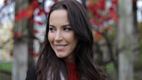 Pretty-smiling-woman-posing-in-park