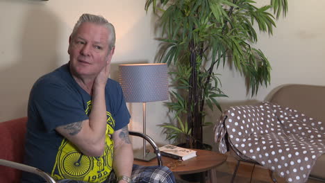 hombre en entrevista