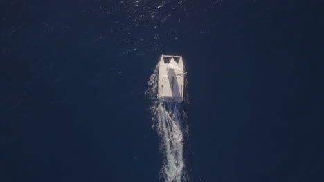 Volando-Sobre-Un-Yate-Blanco-Navegando-En-El-Océano-Azul