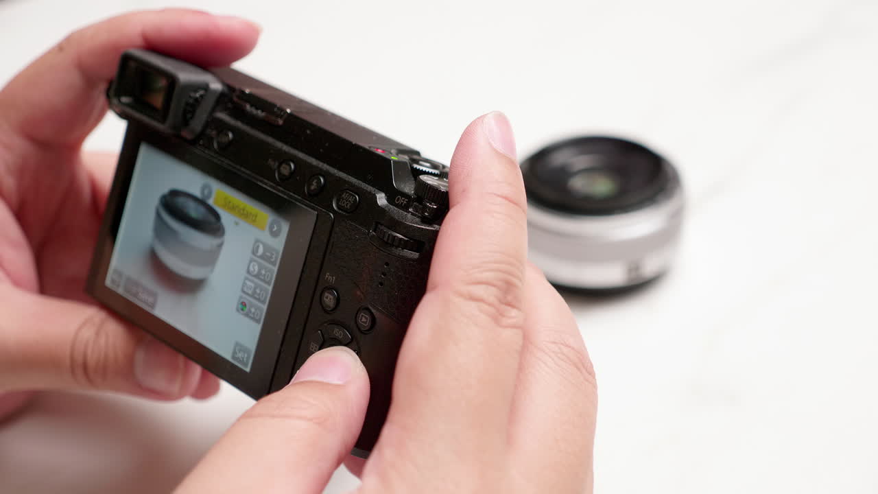 白い背景に女性の手の写真を撮影する製品の詳細を市場に入する