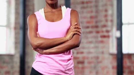 mujer en forma en el gimnasio de crossfit