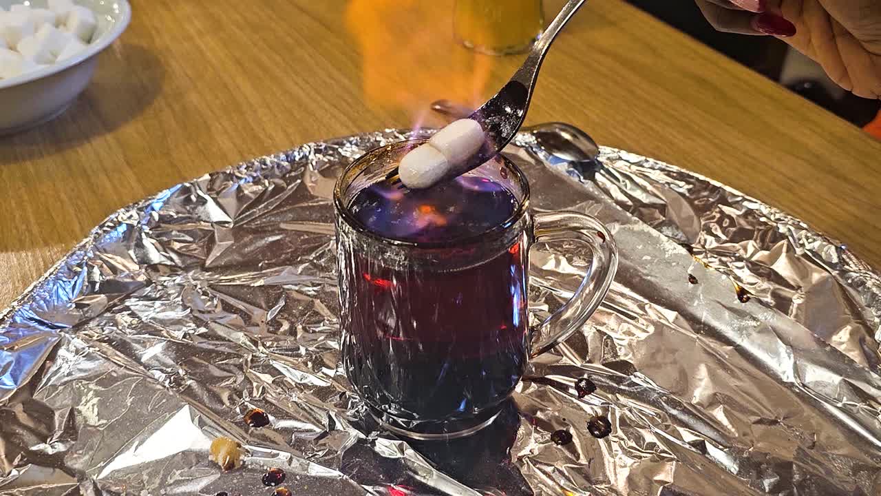 Flaming Schnapps dengan Gula Meleleh dalam Ritual Alpen Tradisional, Ebensee, Austria Atas