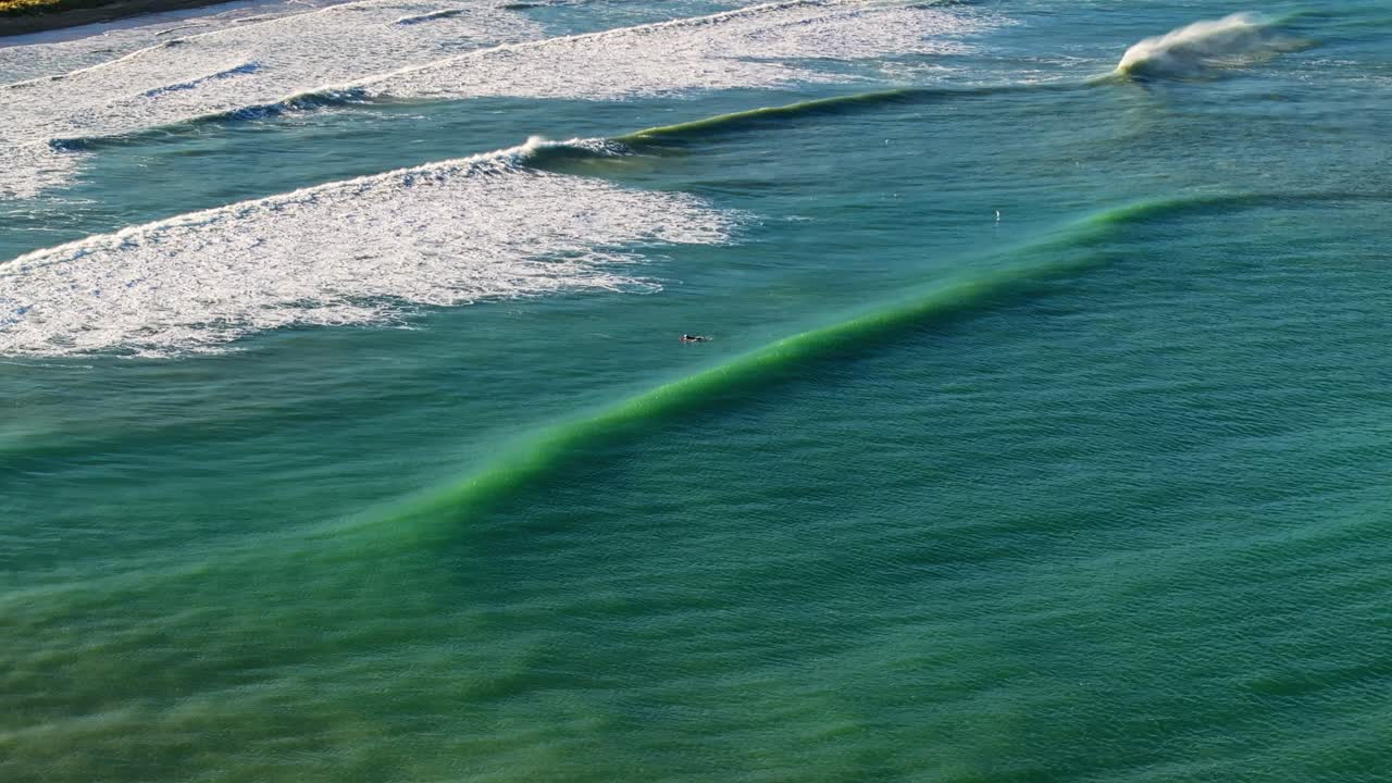 el surfista no logra atrapar la ola en medio de la bahía de las marsopas mientras las olas chocan alrededor