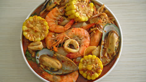 Mariscos-Picantes-A-La-Barbacoa:-Gambas,-Calamares,-Mejillones-Y-Maíz.